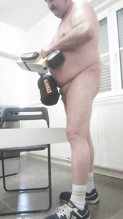 Γυμνή ξανά σε εργοτάξιο