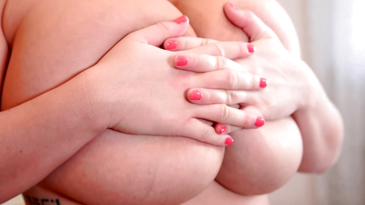 Лінн Кроу демонструє величезні цицьки і масажує великі натуральні цицьки