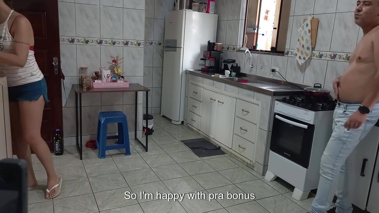 Pokojówka zgadza się pracować nago za dodatkową gotówkę.