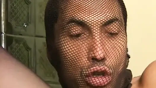 Çoraplı bacaklara tapıyor ve maskeli yarak emiyor