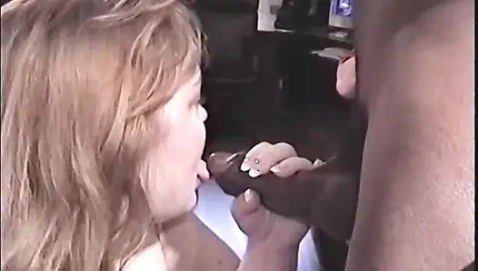 Kurvige blonde MILF würgt hart auf massivem bbc