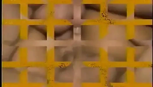 Hizmetçi kıyafeti içinde dik memeli ateşli sarışın emiyor ve iki yarak alıyor