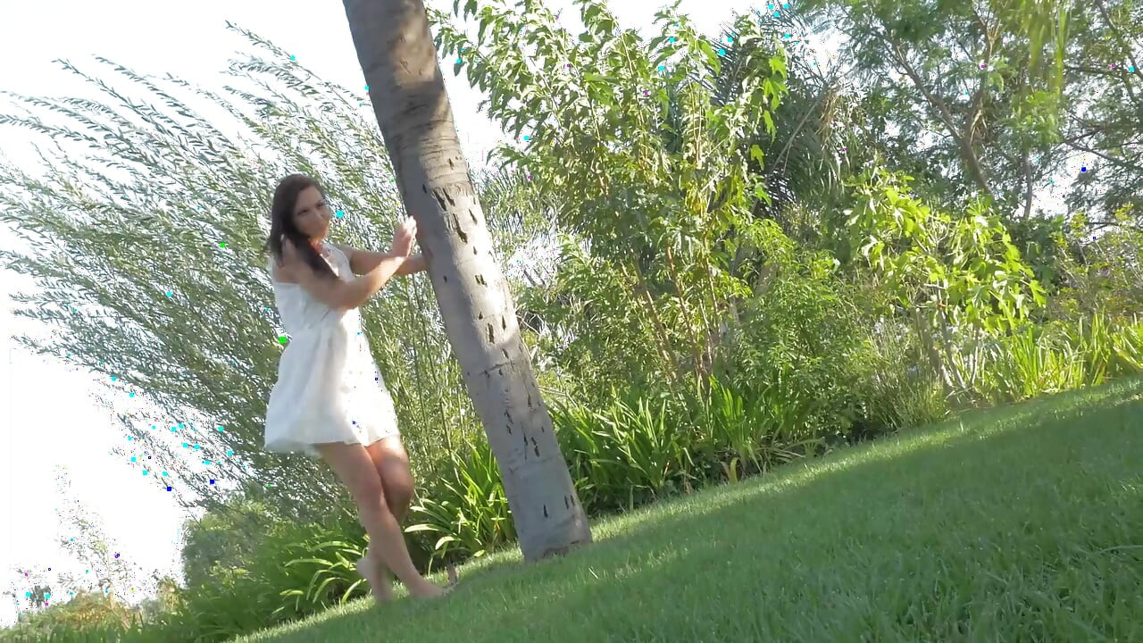 İki ateşli esmer kız birbirleriyle oynuyor