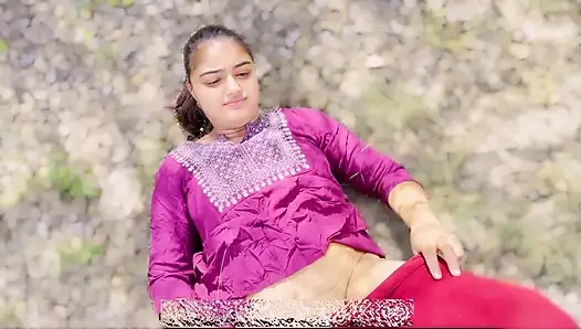 Der Dorfbewohner nahm ein naives Mädchen mit in den Wald und hatte Sex, der erste Sex eines schönen jungfräulichen Mädchens xxx Video