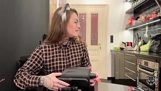 Mari galore unboxes mesin seks sama pacarnya