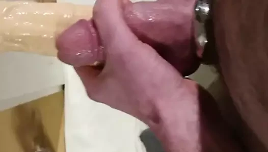 Mit dildosunu dondurarak sikiyor