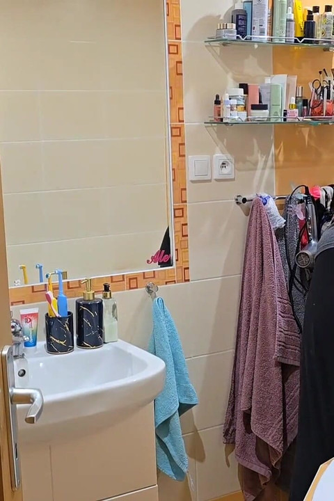 Karımın hazırlanmasını izliyorum... Çok iyi görünüyor - ayna makyajı rutini
