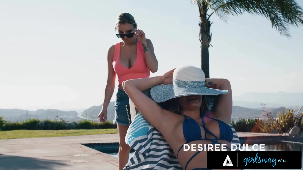 Girlsway - bronzlaştırıcı hatun Desiree Dulce lezbiyen orta yaşlı seksi komşu Kenzie Taylor'ın erkek arkadaşı için hata yapıyor