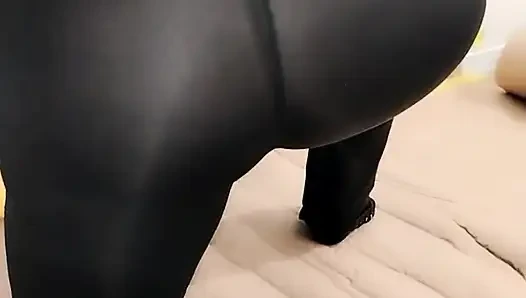 Stiefmutter in transparenten leggings ohne höschen.
