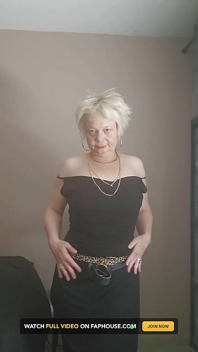 Η ώριμη, πρόστυχη Milf σας περιμένει το μεγάλο σας πούτσο.