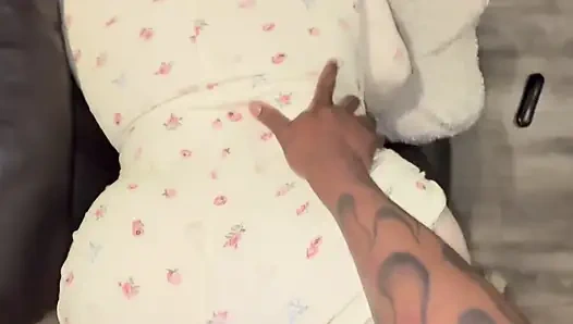 Wie ich zeige, tut mir leid vor meiner kurvigen, dicken ehefrau