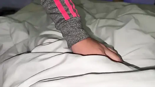 Фигуристая Мачеха Случайно Трогает Хуй Своего Пасыня