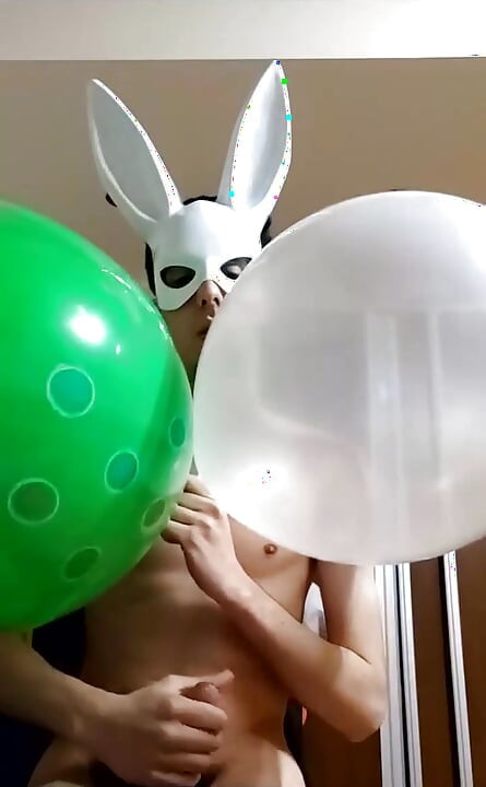 Bunny Looner Φουσκώνει Μεγάλα Μπαλόνια Ενώ Αυνανίζεται Σε Ζωντανή Μετάδοση