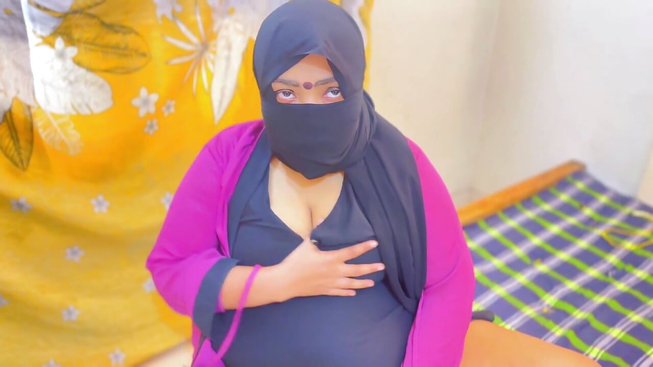 이란 아랍 밀프 핫한 새엄마 호텔 방에서 자위하고 호텔 남자가 그녀를 보고 핸잡을 시작해