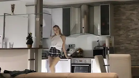 Schlank, fittes sportlehrer-fitness-model, heiße enge muschi, neue ehefrau ohne höschen zu hause, um zu necken und ihren nackten arsch zu zeigen
