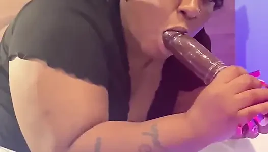 Tenggorokan dalam mempraktekkan ngentot mulutku dengan dildo besar