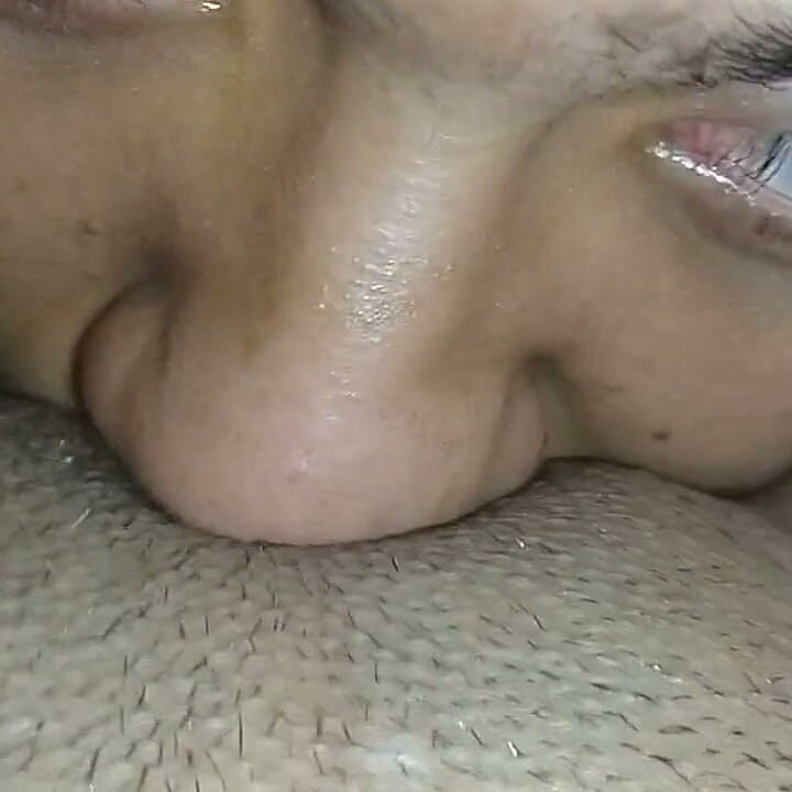 Jovem de 18 anos aprendendo a comer uma buceta madura
