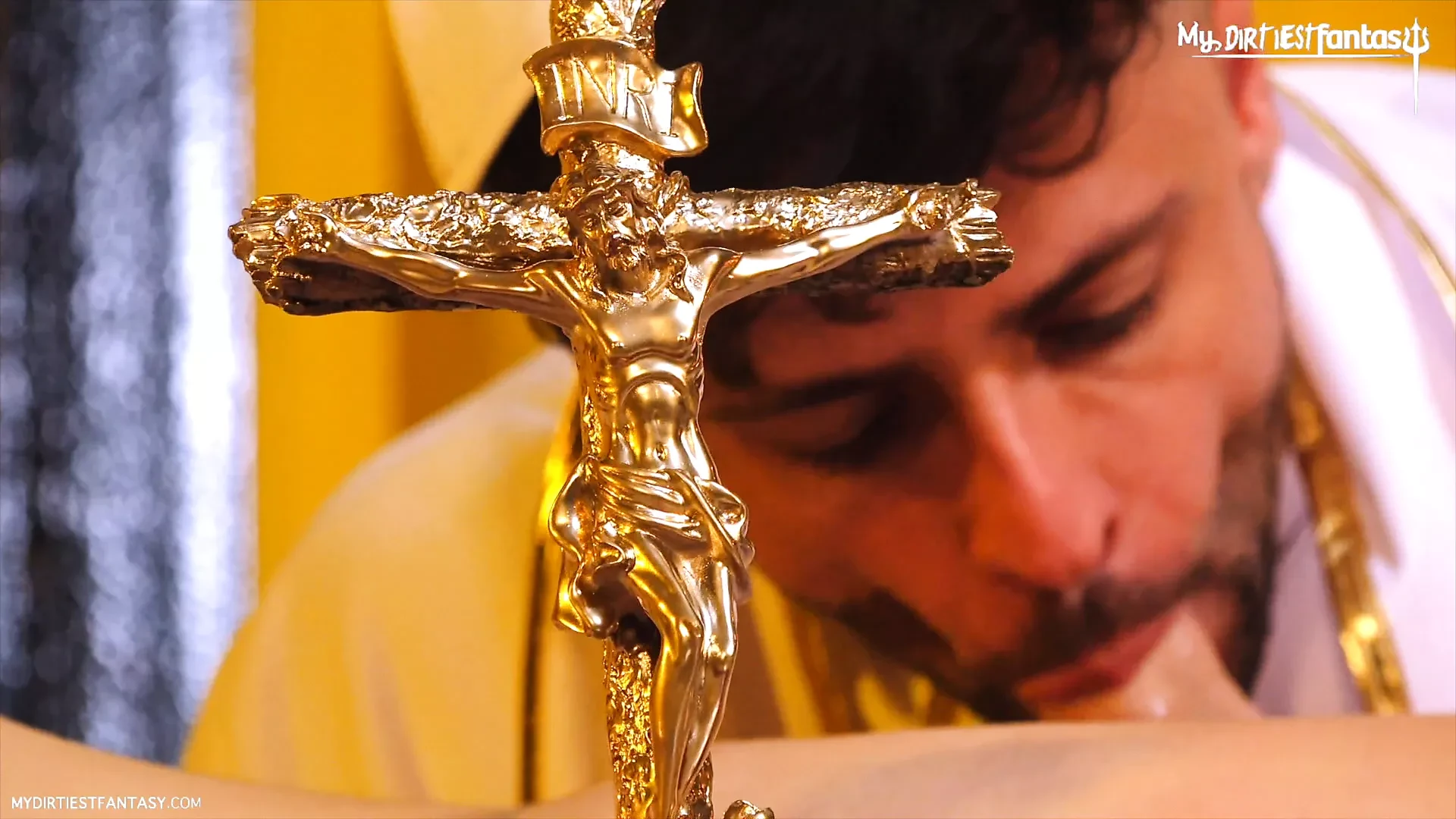 Twink puta religiosa é usada e fodida por padre com tesão!