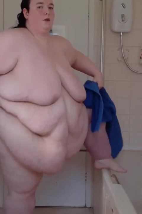 BBW SSBBW torkar kroppen efter dusch handduk torr