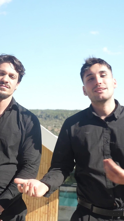 Threesome la superioară brunetă după interviul în aer liber