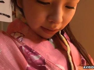 Aziatisch schatje in een jurk wrijft en vingert haar poesje