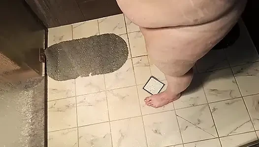 Tante seksi ini dientot gaya doggy di kamar mandi sampai toketnya dicrot sperma hangat