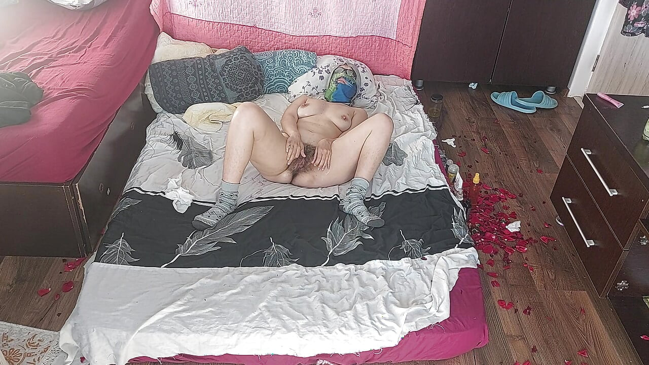 Lick the wife's juicy pussy until orgasm. Hot sex amateur couple. Sensual massage of a sexy couple with oil on the body.