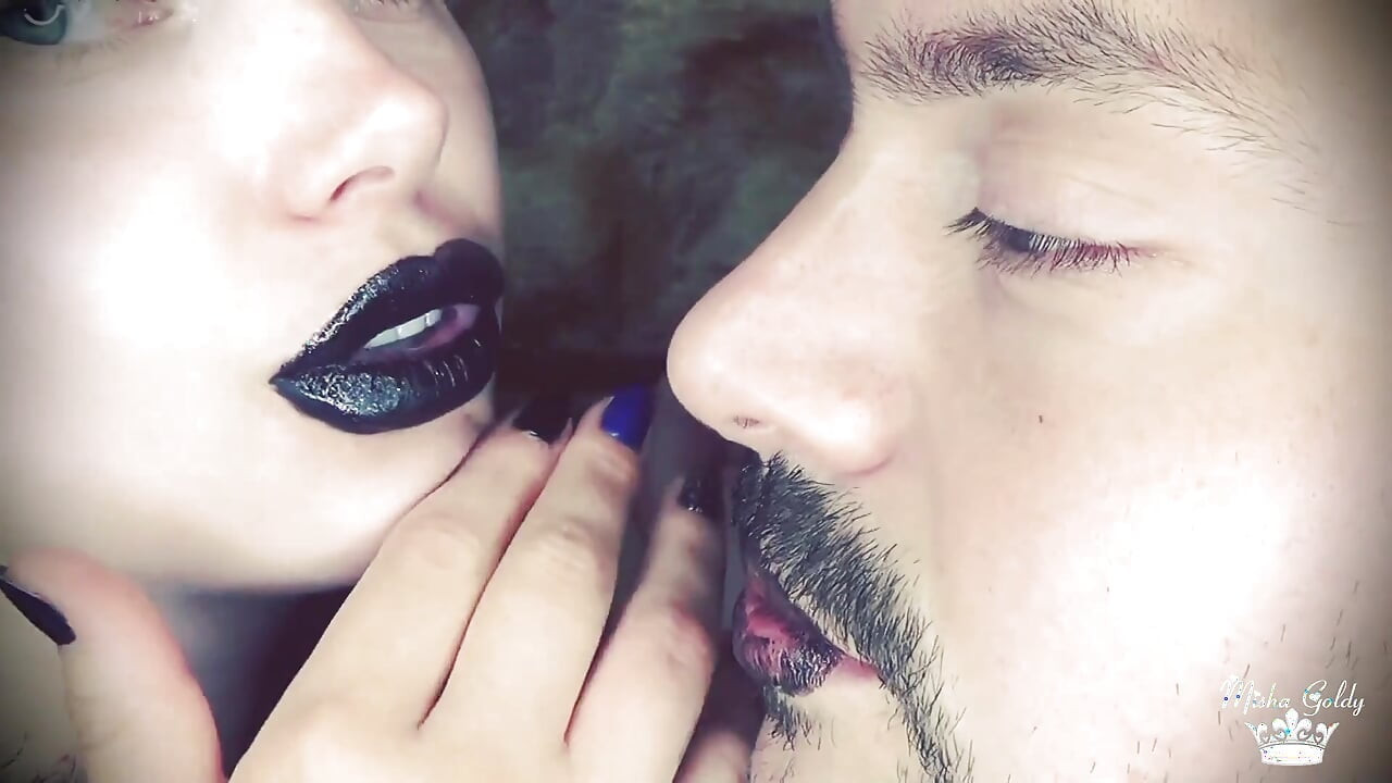 Alex mit schwarzem glänzendem lippenstift bedeckt, küsst auf seinem gesicht!