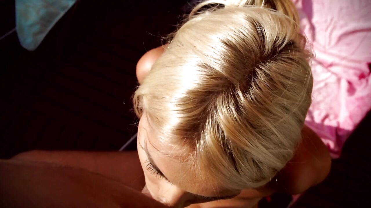 Primer plano de una nena rubia mientras seduce a su esposo para su video privado 2 escenas en 1