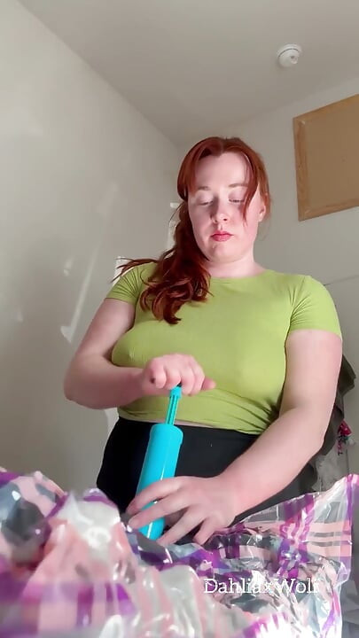Solo Seksi crvenokosa doživljava orgazme umjesto pakiranja i kretanja