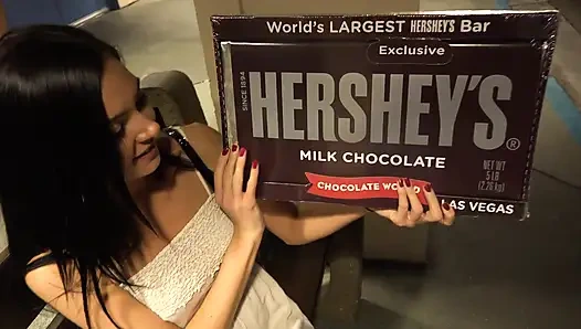 Marley Brinx идет на свидание, позволяет тебе тереть ее киску и принимать ванну