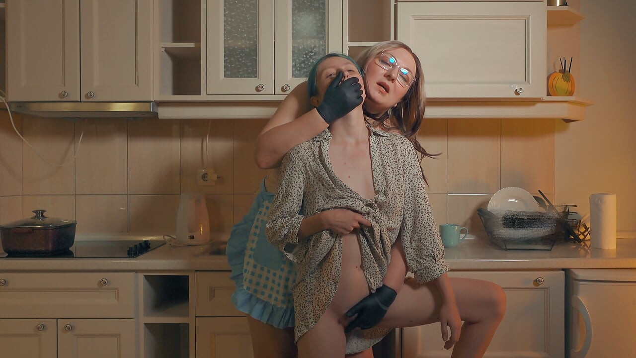 Hand Over Mouth Kitchen Ownership - Tall Stepmom Claims Skinny Stepdaughter