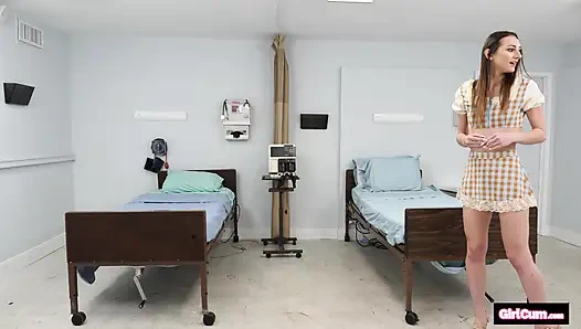 Dünne spermaschlampe kann nicht aufhören, ihren arzt zu spritzen