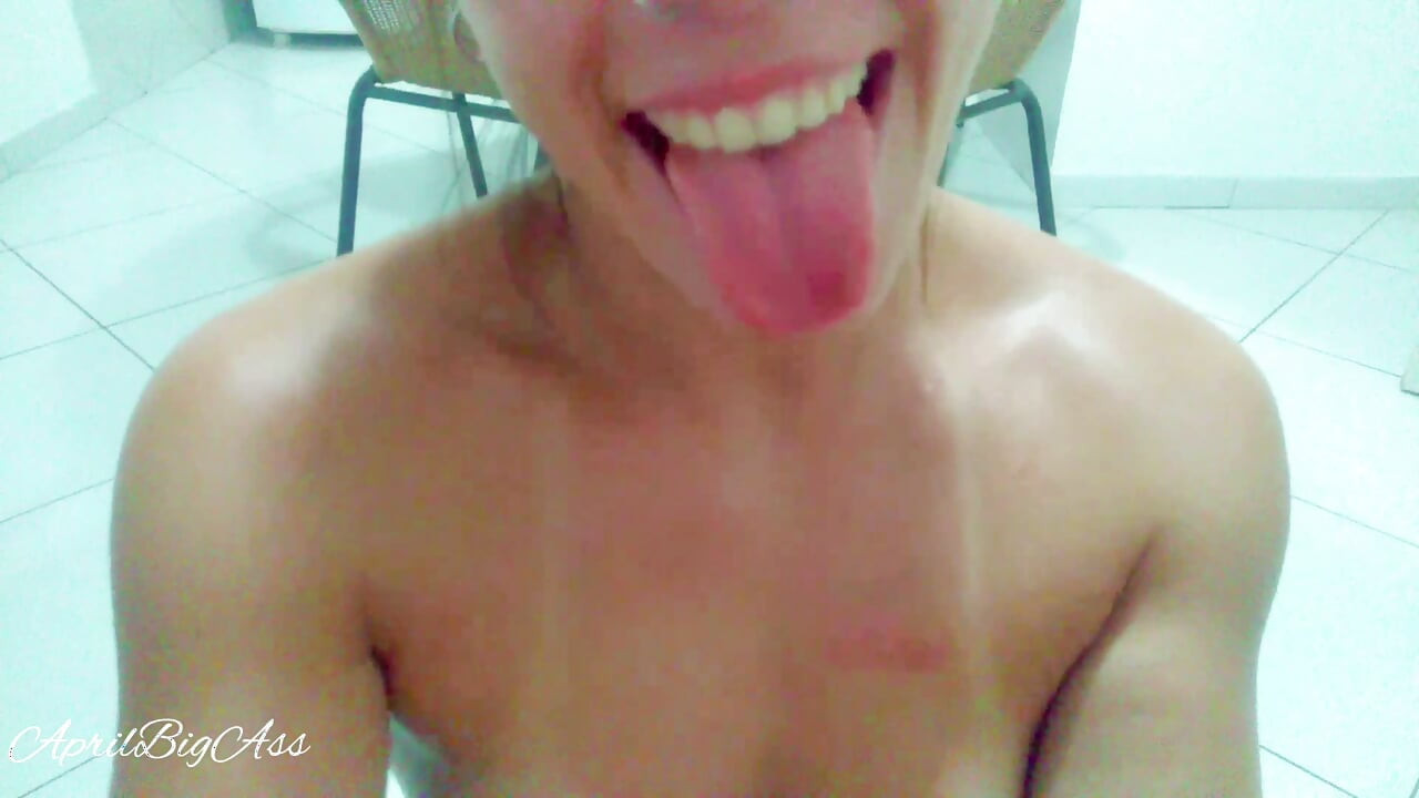 Masturbuje się dwiema rękami, na kolanach przed "nim" dużo spermy wychodzi !! Wyciskam to 1-2