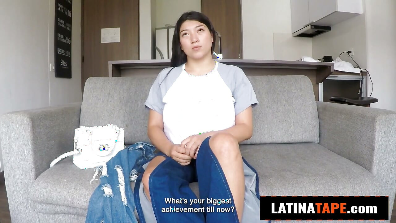 Deze Aziatische Latina kwam zo serieus naar de casting... daarna neukten we doggystyle