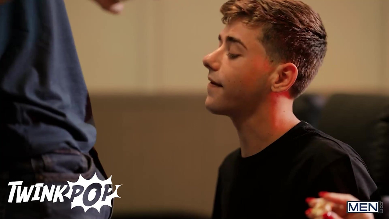 ジョーイ・ミルズとフェリックス・フォックスは彼女のGfで映画に行くが、一緒にハメられる-イケメンポップ