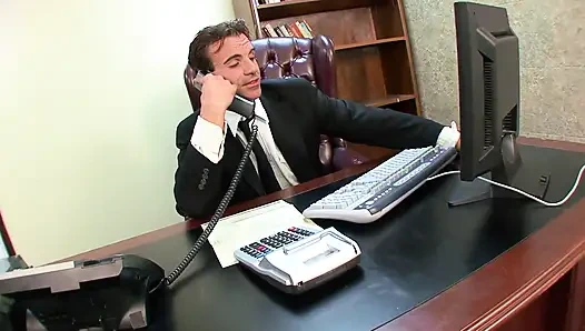 Mencoba untuk mendapatkan pekerjaan tetapi malah disetubuhi oleh bosku