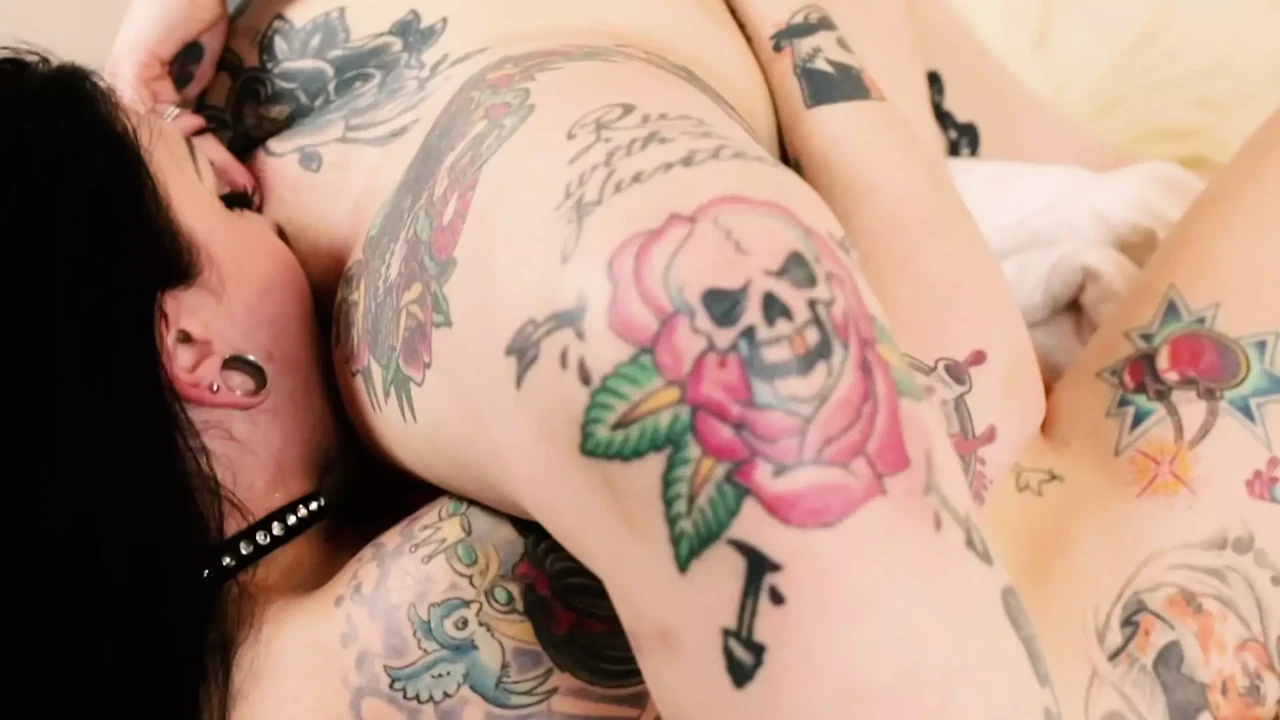 Tattooed Lesbians Play Find The G-Spot With Their Fingers