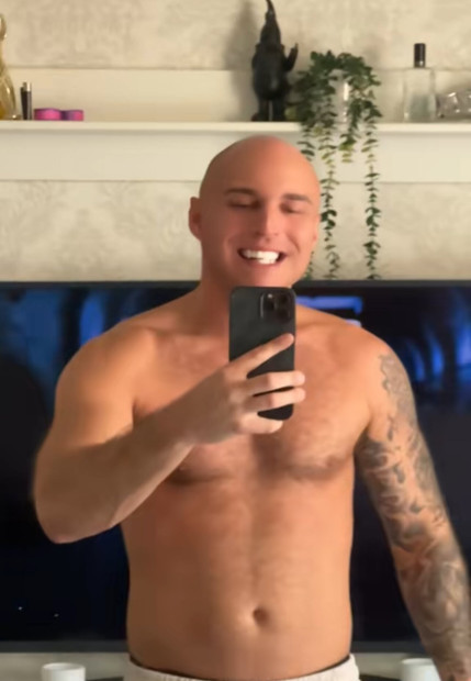 内部电影院
你在我手的阴影下颤抖，你的呼吸被我力量的线索抓住，甜美且无防