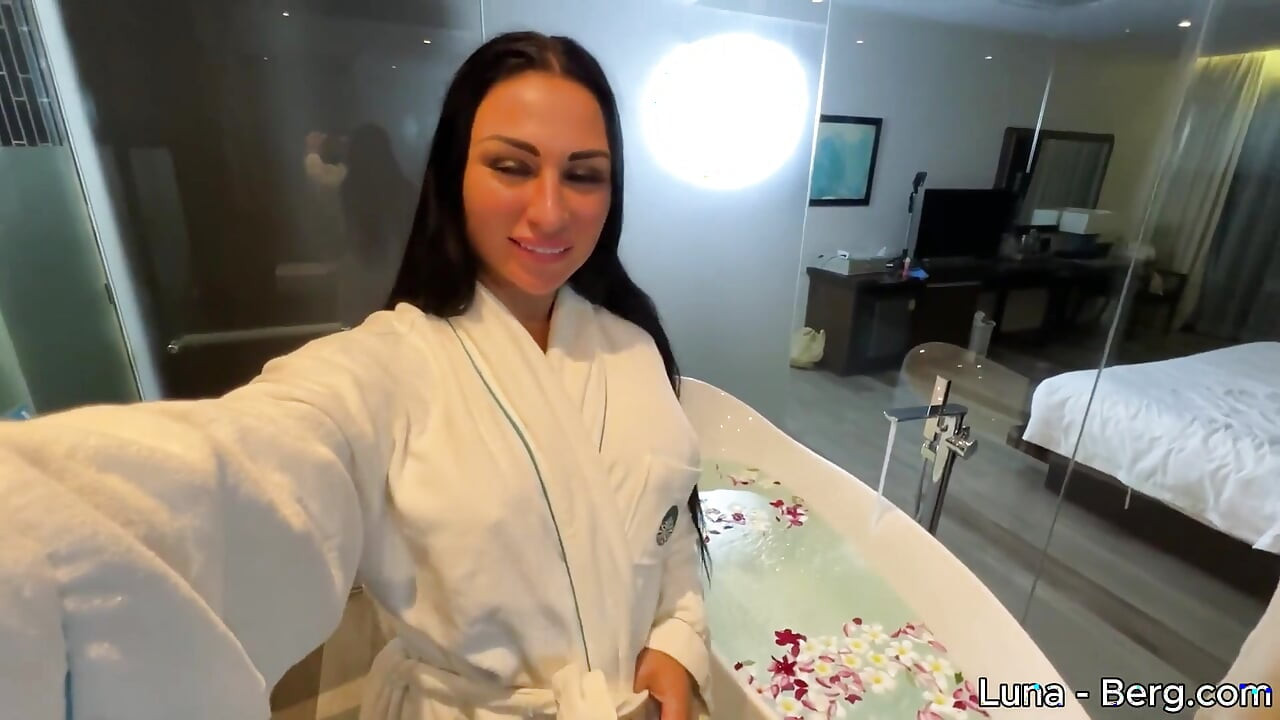 Bath of Blossoms: Naakte MILF Masturbeert Tussen Bloemen