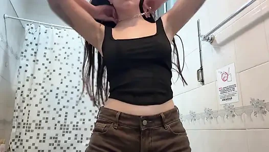 Blowjob Di Kamar Mandi (Video Beranda)