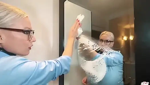 Aku tahu, aku aneh Ahah! Aku suka banget pakai strap-on ukuran raksasa ini sampai crot di dalam!