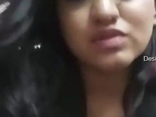 Jills Mohan - Keerthana Mohan mostrando seus peitos na web cam