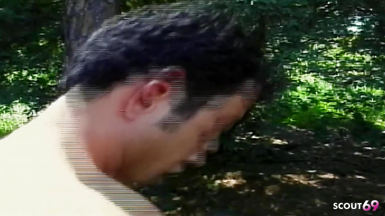 सुनहरे बालों वाली ट्रॅनी कमशॉट तक लैटिनो आदमी को बाहर गांड में चोदती है