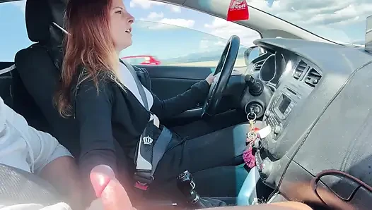 Freundin gibt riskanten handjob während der fahrt - heißes auto-wichs endet mit dickem abspritzen