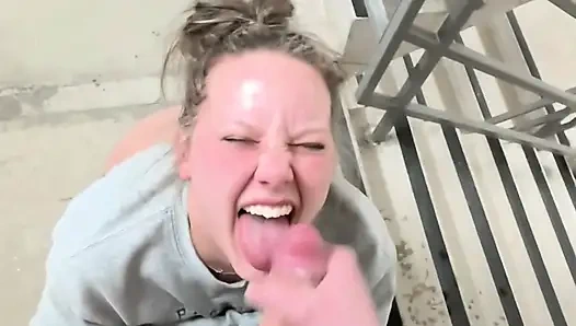 Дикая жена убирается, чтобы трахнуться в открытом здании