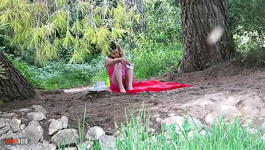 Gadis remaja spanyol yang imut bella rico dientot habis-habisan di hutan sama kevin white