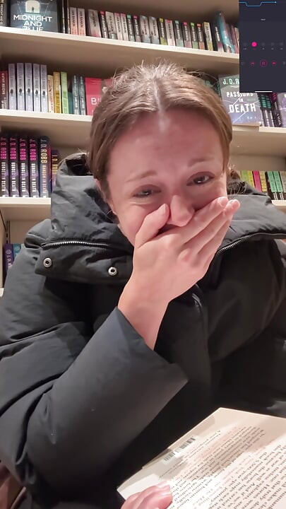 ซื้อหนังสือด้วยเครื่องสั่นหีของฉัน! หวังว่ากูจะไม่น้ําแตกดังเกินไป!