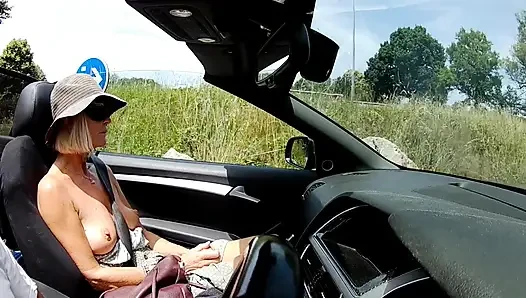 Titty Tuesday gözleri bağlı kamyon durağı eğlencesi