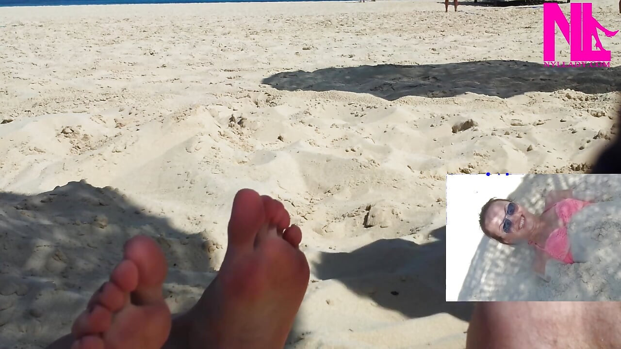 Kakiku digelitik di pantai
